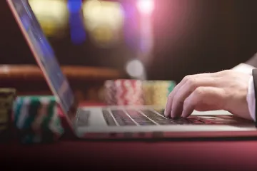 A professional dealer in a tuxedo greeting players at the roulette table, symbolizing the authentic live casino feel at 5666BED.